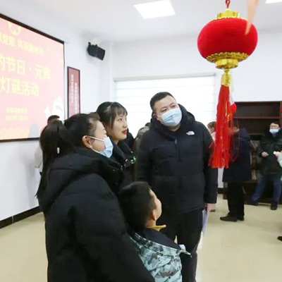 安徽省蚌埠市殡仪馆举办“我们的节日·元宵”猜灯谜活动。